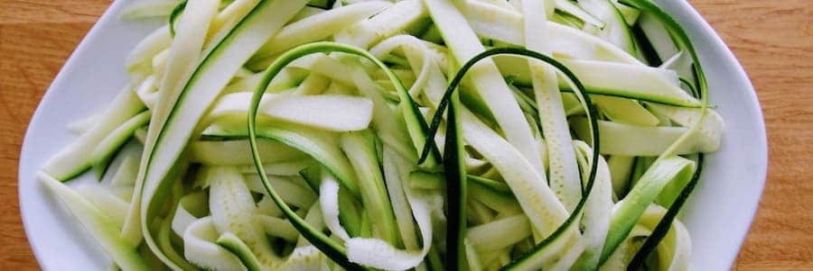 Insalata con zucchine, fragole e gamberi